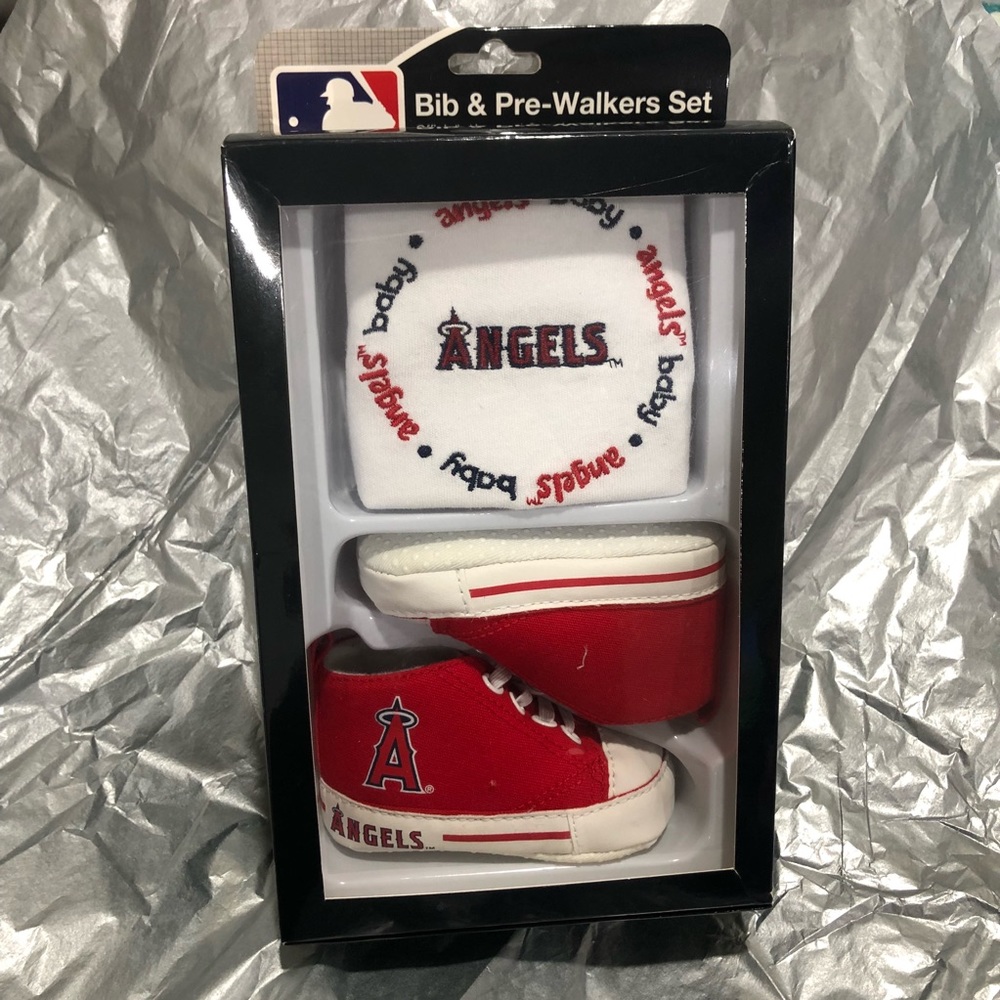 ✨NWB✨❤️Bib & Pre-Walkers Set❤️